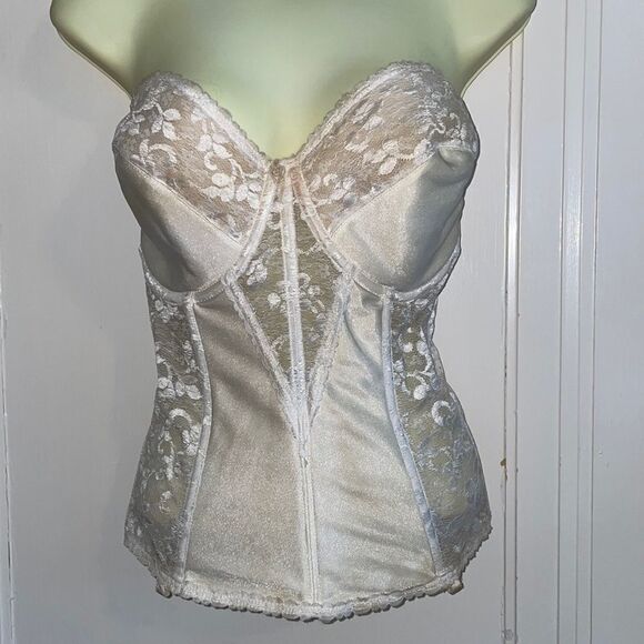Vtg Carnival white lace corset/bustier‎